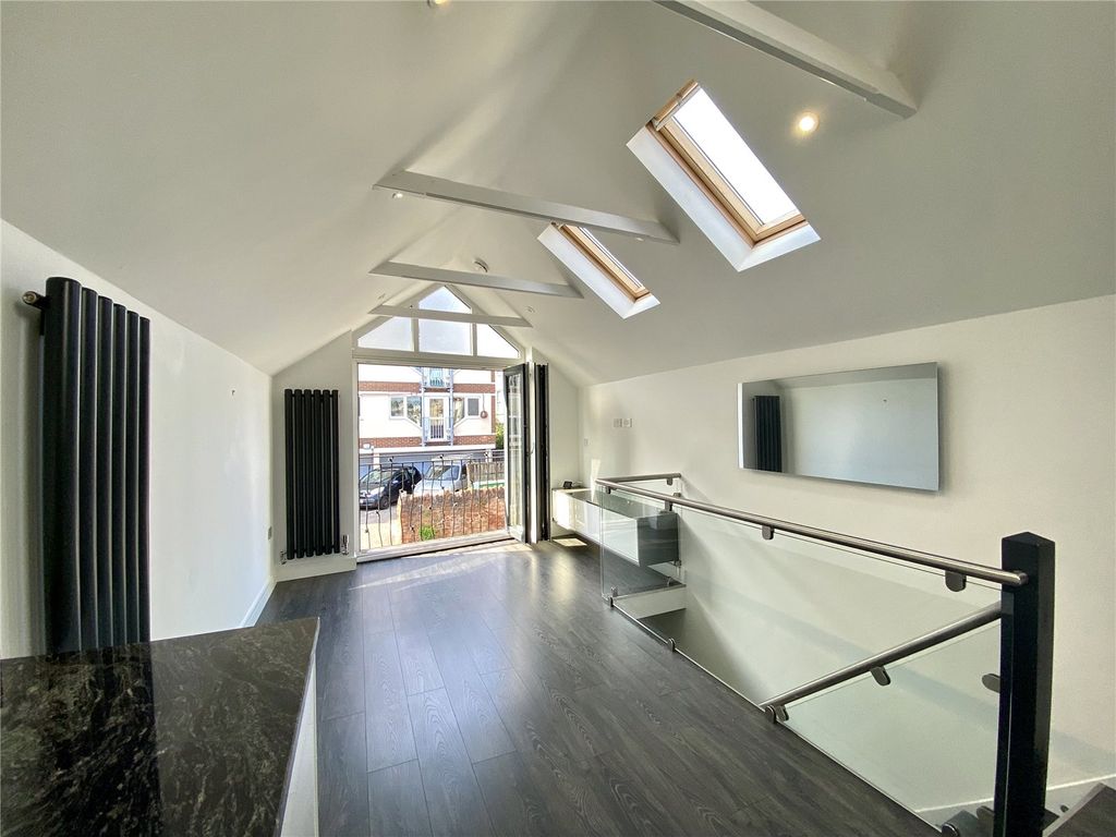 Property photo 2 of 19 Picture No. 15