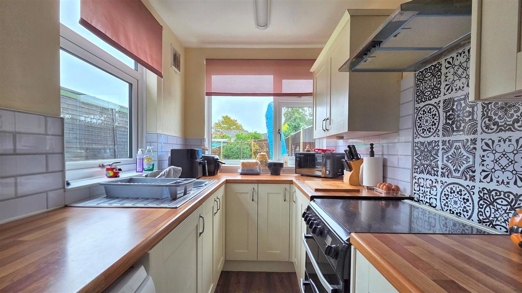 Property photo 2 of 11 Kitchen