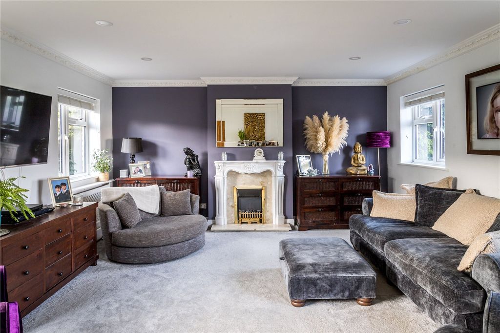 Property photo 2 of 32 House. Partnership