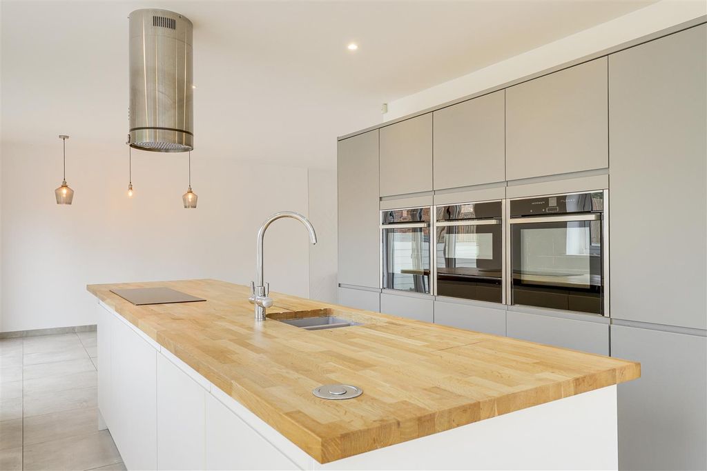 Property photo 2 of 30 9273.Jpg