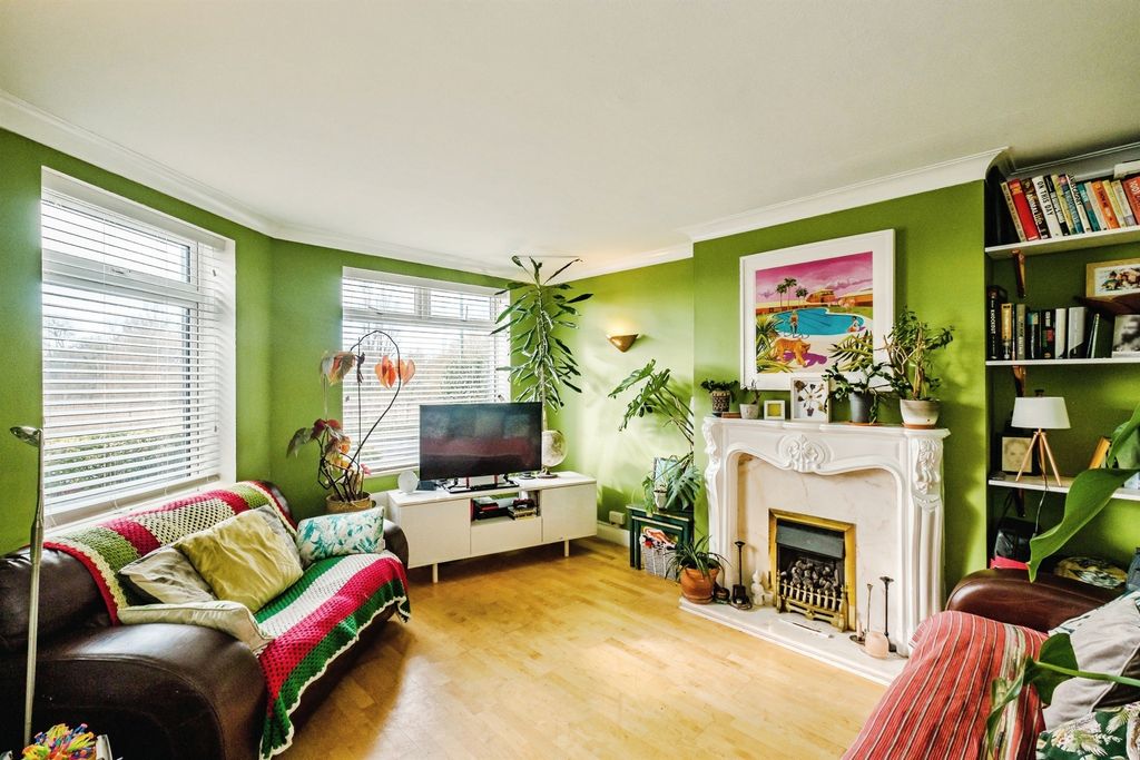 Property photo 2 of 28