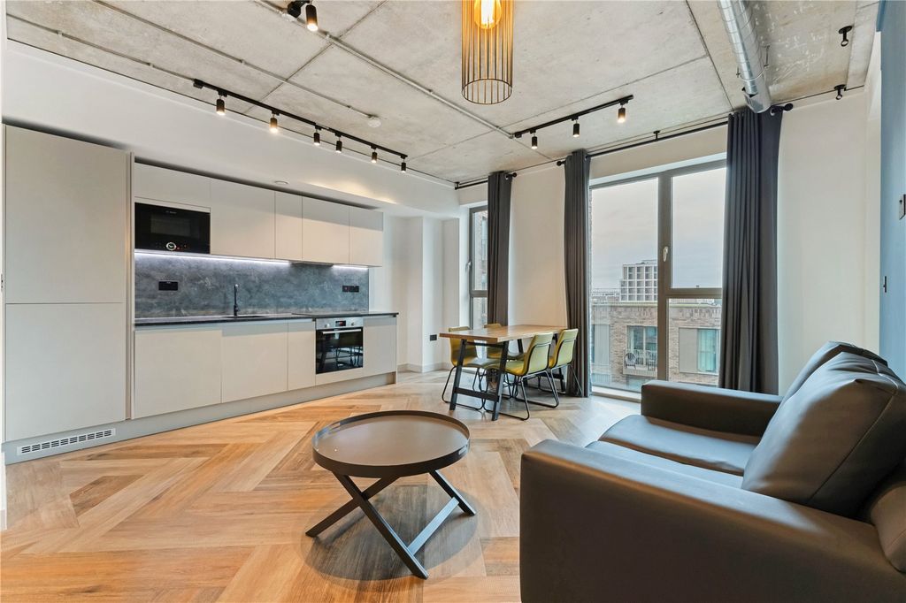 Property photo 3 of 12 Lounge