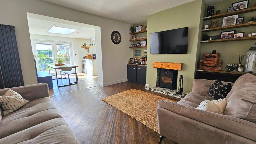 Property photo 3 of 18 Lounge