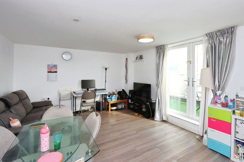 Property photo 2 of 17 Lounge