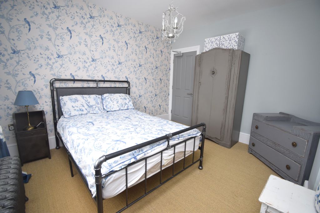 Property photo 1 of 15 Bedroom 2 (5)