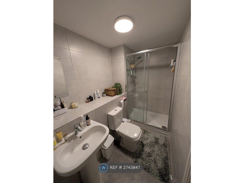 Property photo 3 of 8 Bathroom 1