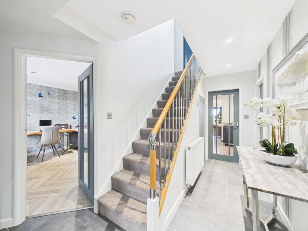 Property photo 2 of 45 Hallway