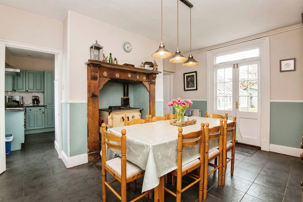 Property photo 2 of 18 Conservatory