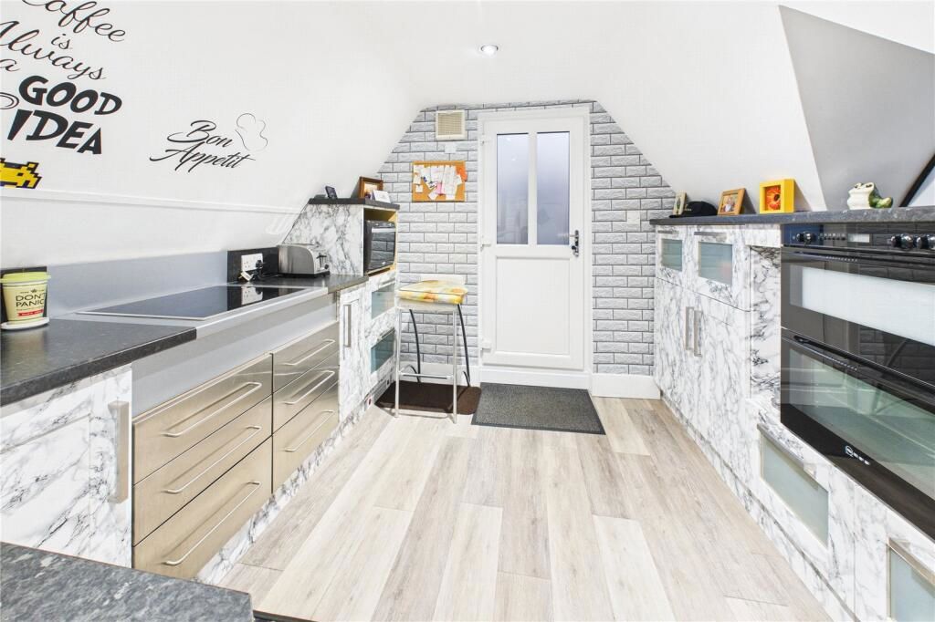 Additional image 12 of 2 bed flat for salePlaistow Street, Lingfield RH7