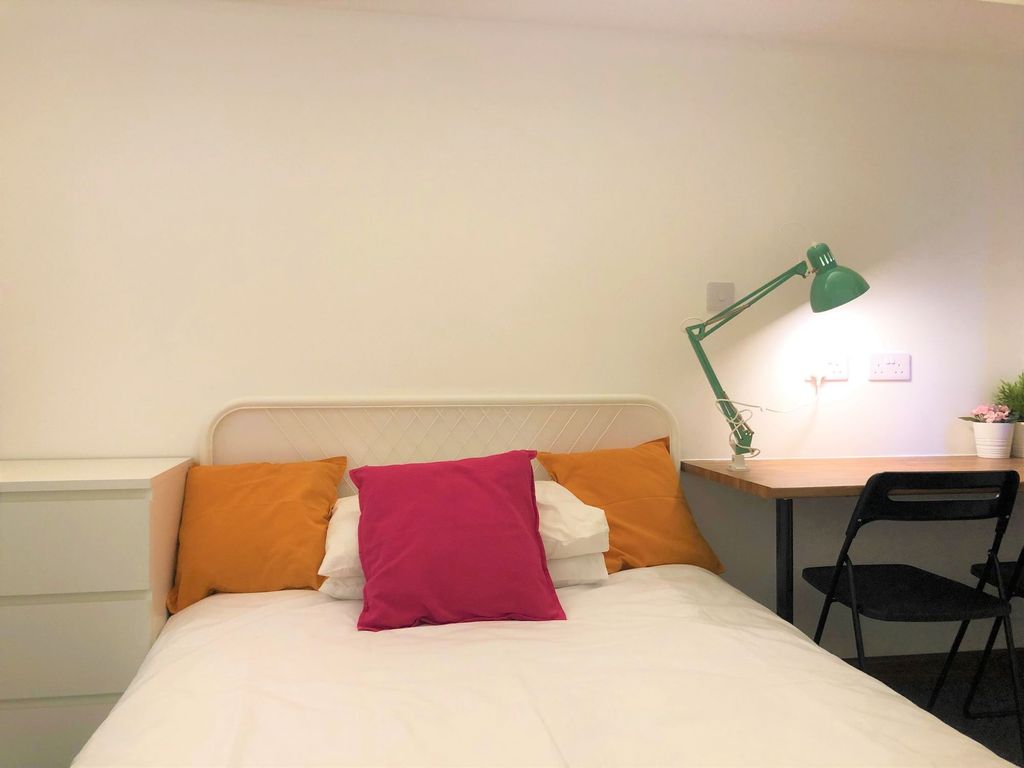 Property photo 1 of 7 A Cozy And Tidy Single Bedroom Featuring A White m...