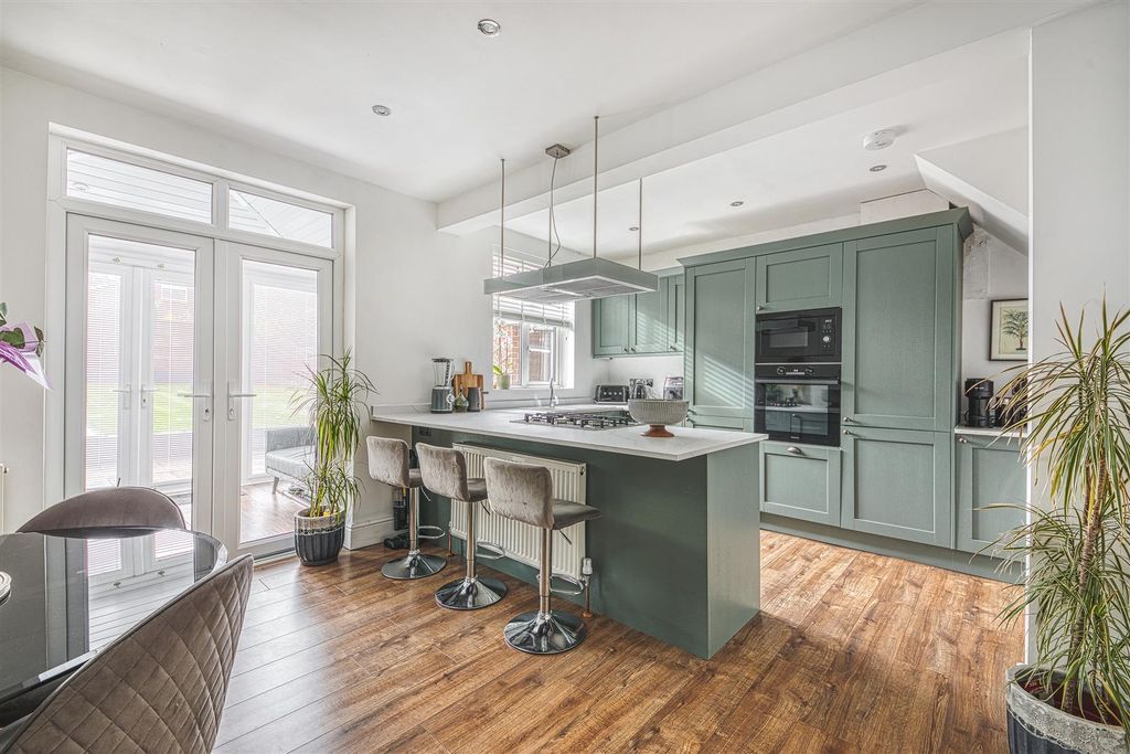 Property photo 2 of 28