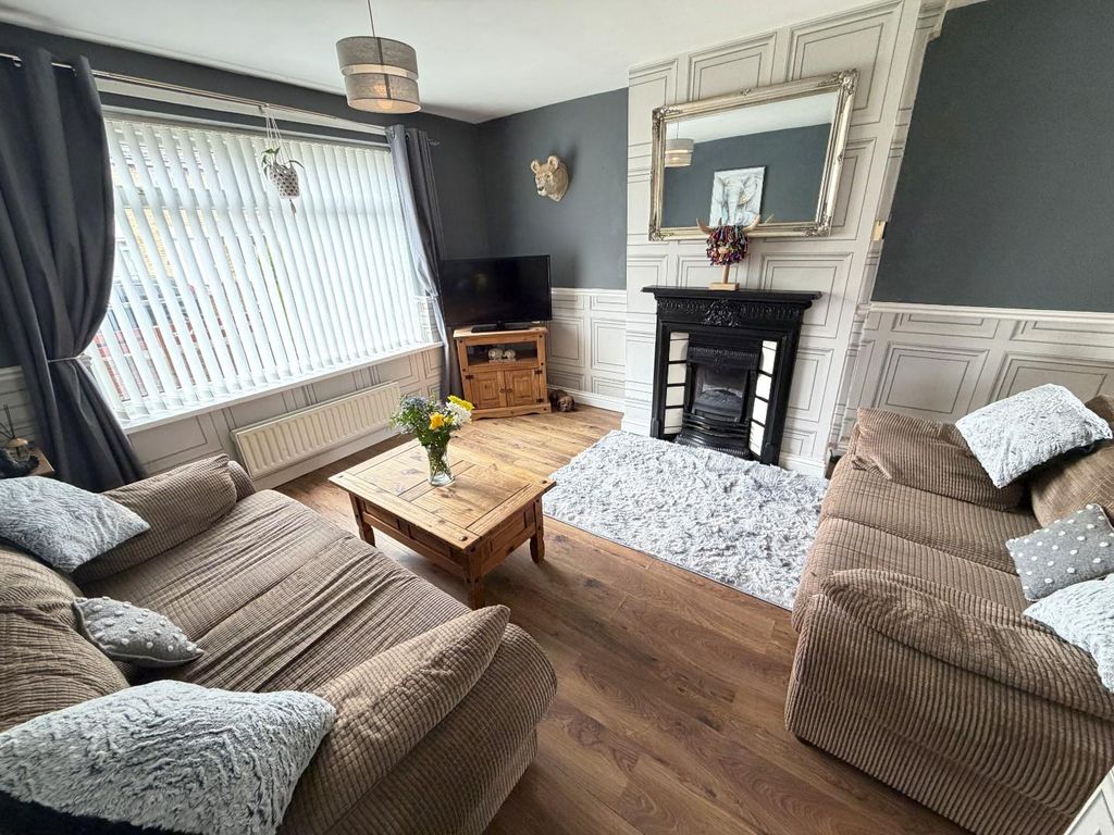 Property photo 3 of 17 Lounge