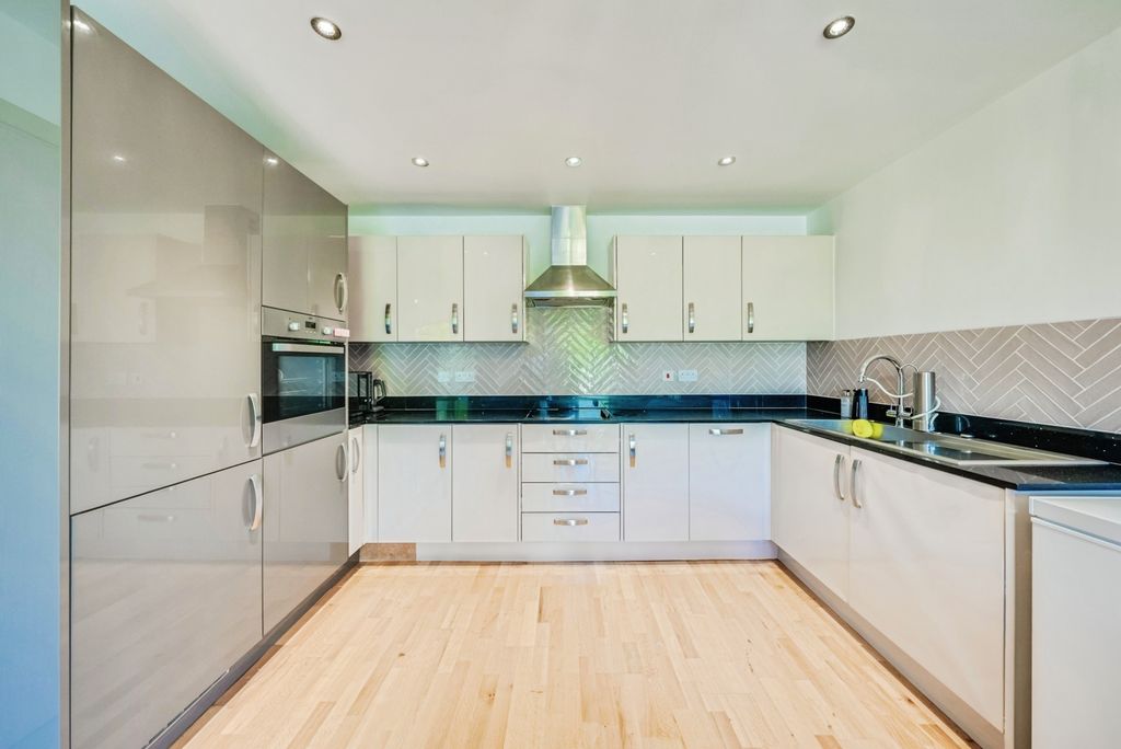 Property photo 3 of 19 Kitchen