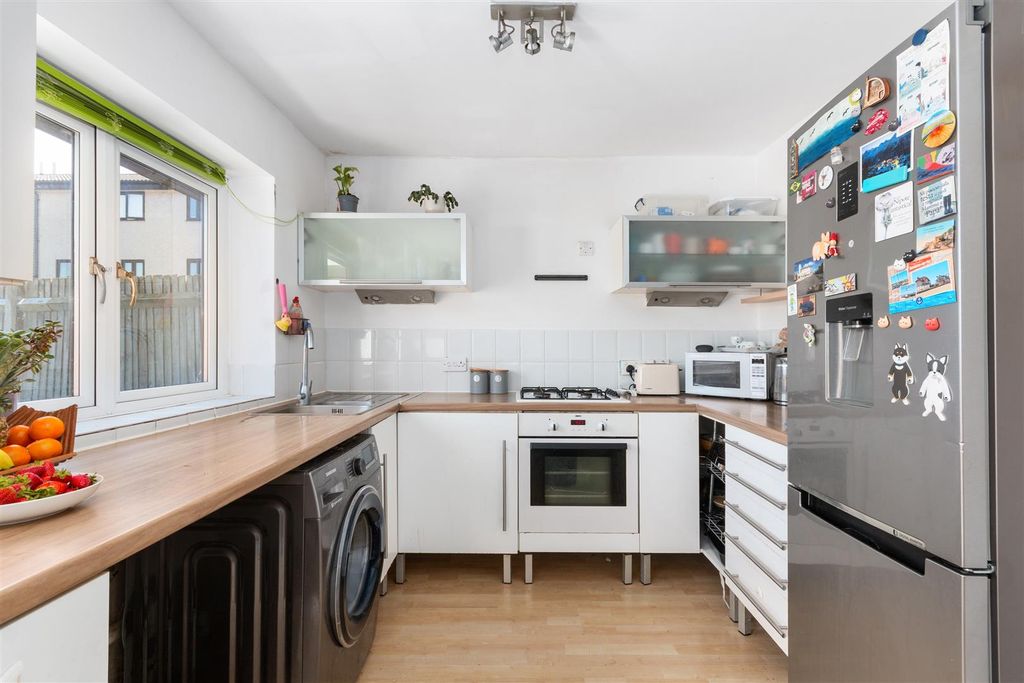 Property photo 2 of 12 Derwent Road