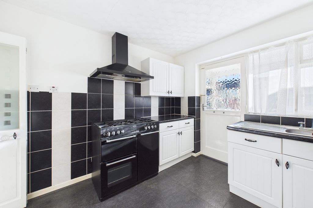 Property photo 3 of 9 Kitchen