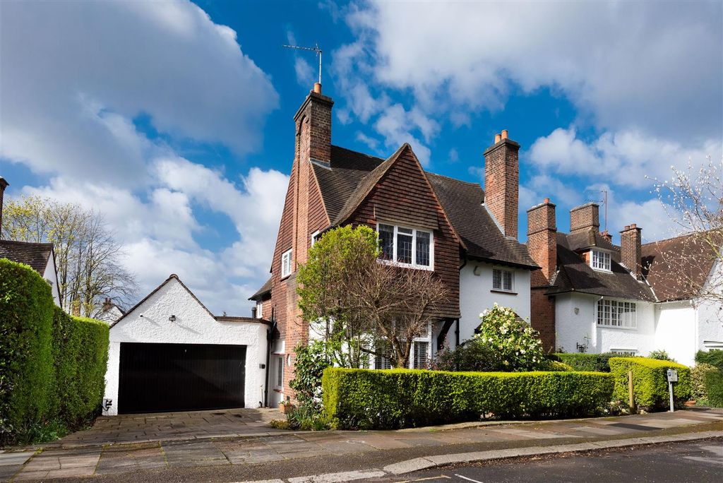 Property photo 1 of 14 D0438 155 Hampstead Way Ext3.Jpg