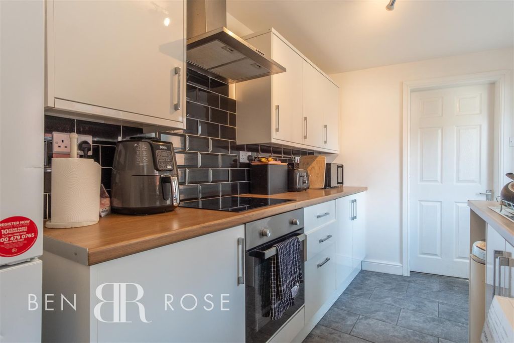 Property photo 3 of 18 Kitchen