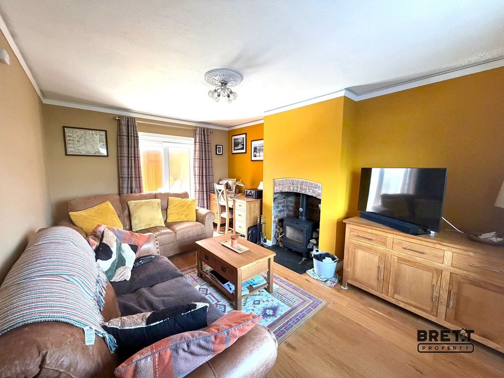 Property photo 3 of 11 Living Room