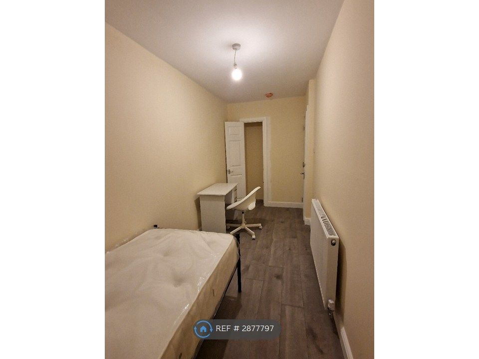 Property photo 2 of 9 Room