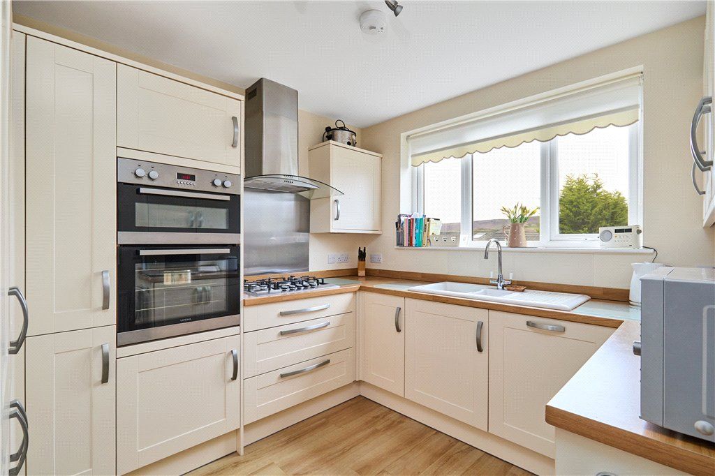 Property photo 3 of 17 Kitchen