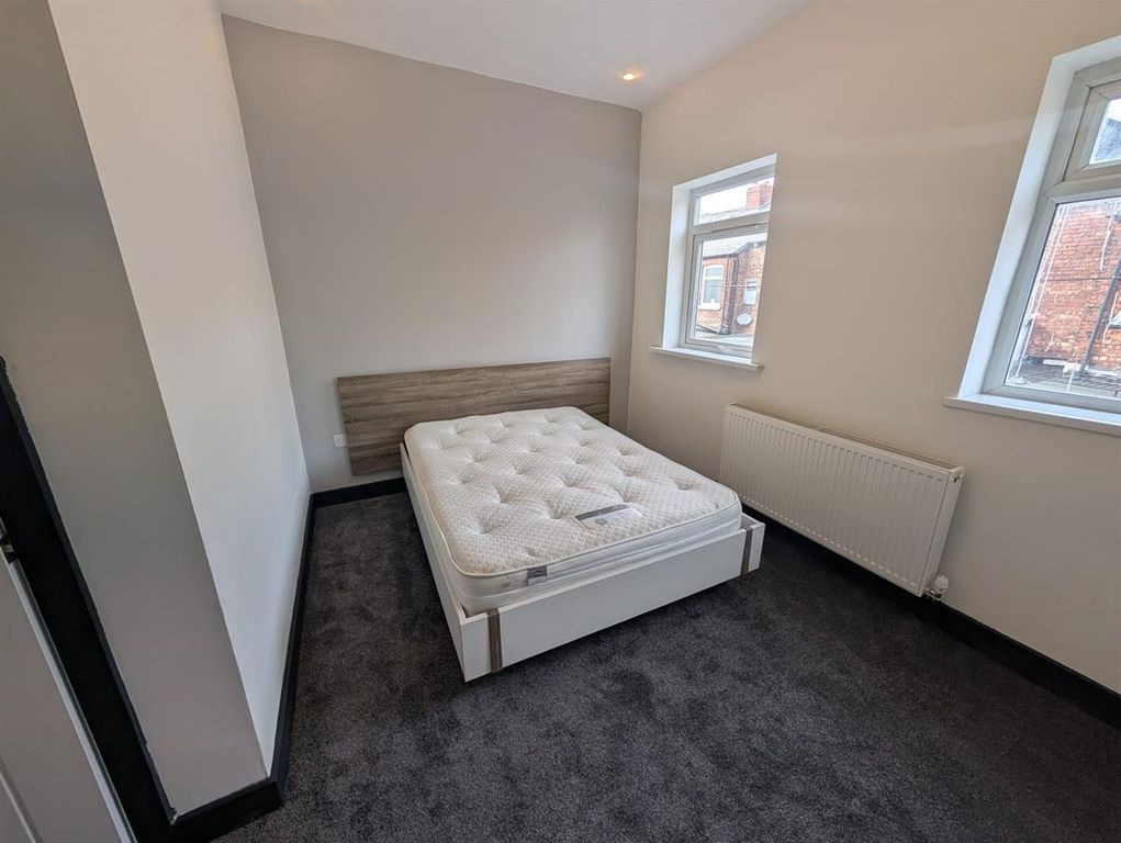 Property photo 2 of 15 Bright Double Bedroom With Modern Neutral Decor...