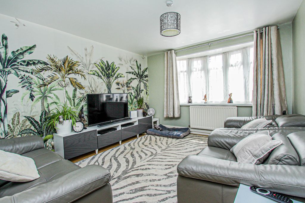 Property photo 2 of 16 Lounge