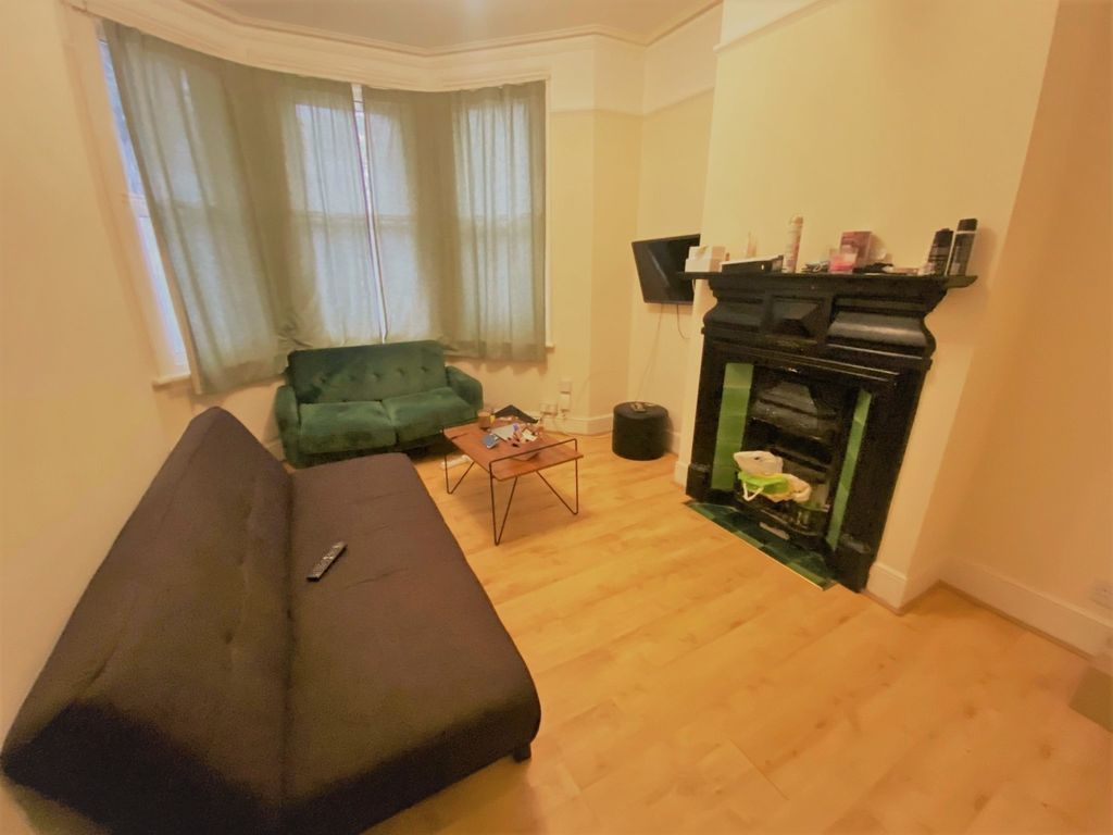Property photo 3 of 8 Lounge