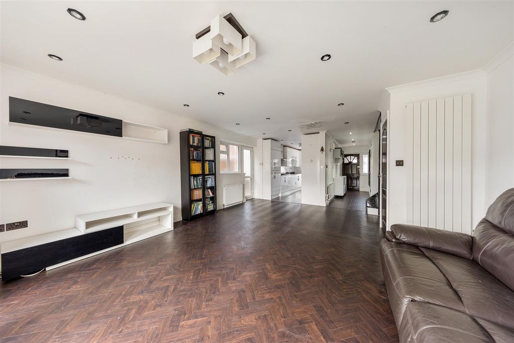 Property photo 3 of 26 Tryfan Close, Ig4