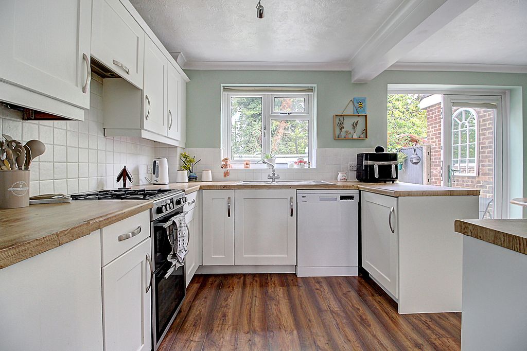 Property photo 3 of 21 Kitchen