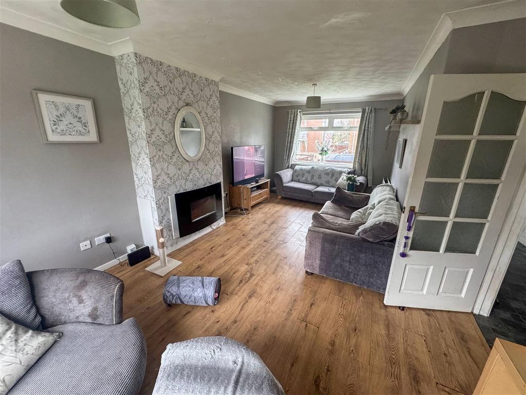 Property photo 3 of 9 Lounge