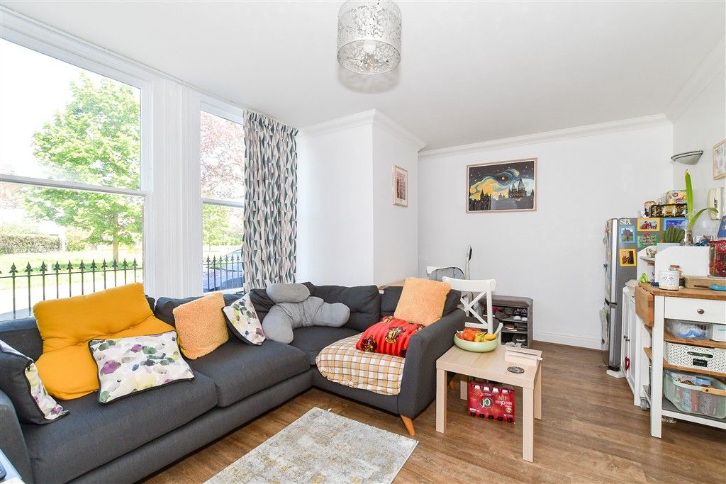 Property photo 1 of 8 Lounge