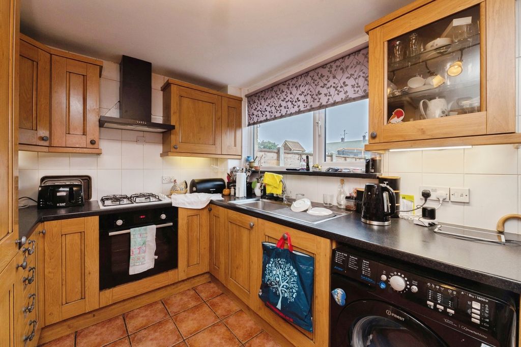 Property photo 3 of 18 Kitchen