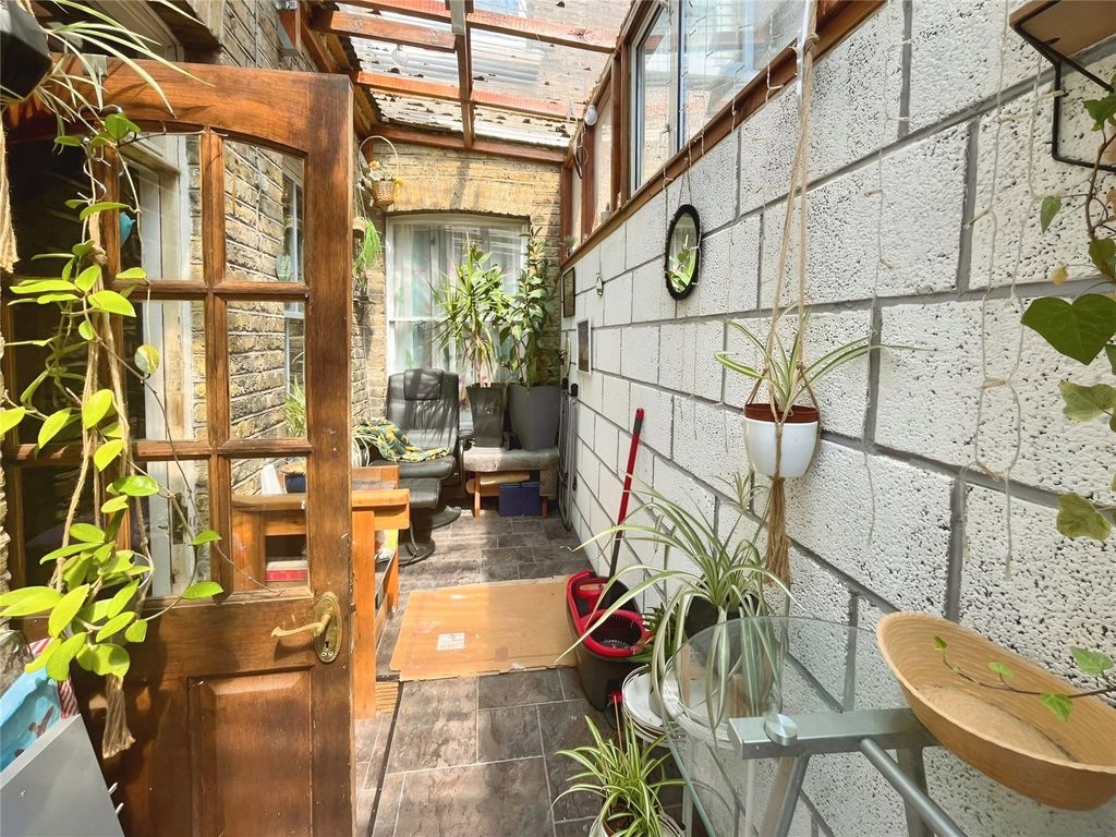 Property photo 3 of 11 External