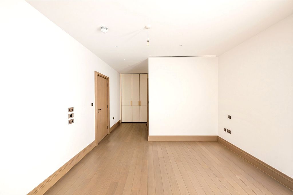 Property photo 3 of 8 Bedroom
