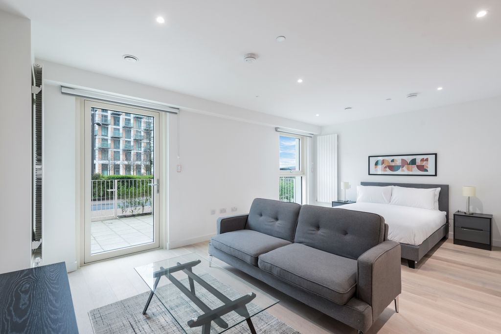 Property photo 1 of 7 Living Area