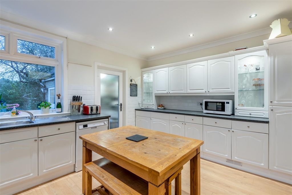 Property photo 3 of 18 Kitchen