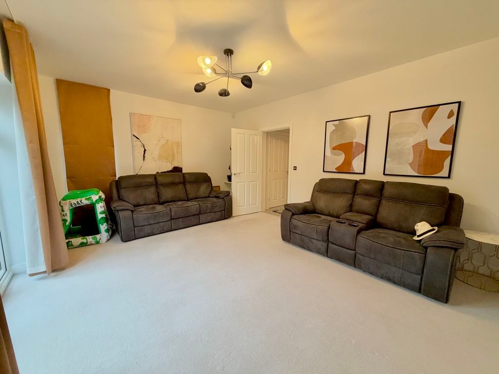 Property photo 3 of 22 Lounge