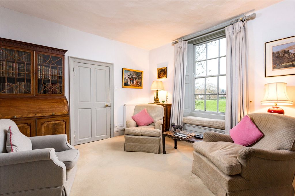 Property photo 3 of 24 Lounge