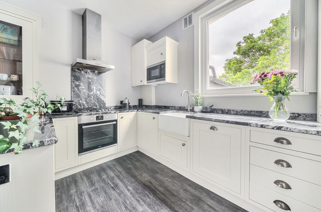 Property photo 3 of 18 1295731-11-682F3c...