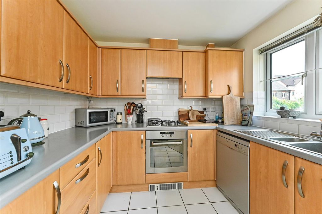 Property photo 3 of 11 Kitchen