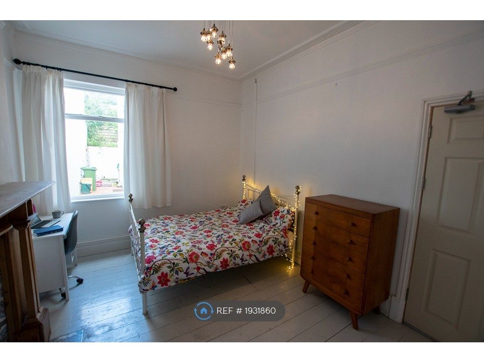 Property photo 3 of 12 Room 2