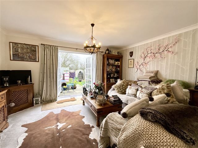 Property photo 3 of 21 Lounge