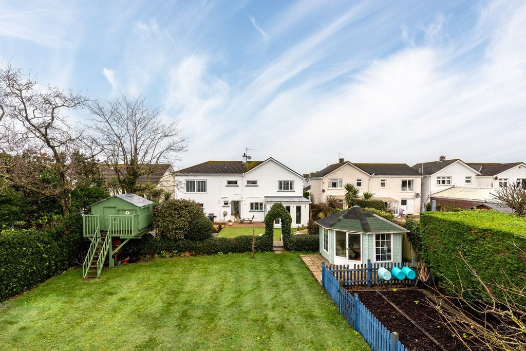 Property photo 2 of 27