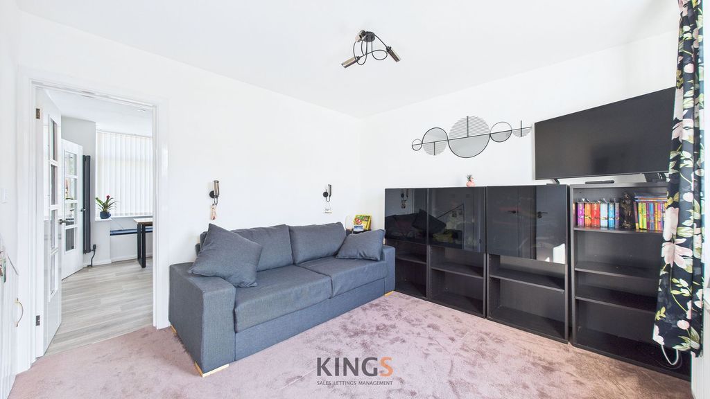 Property photo 3 of 14 Lounge