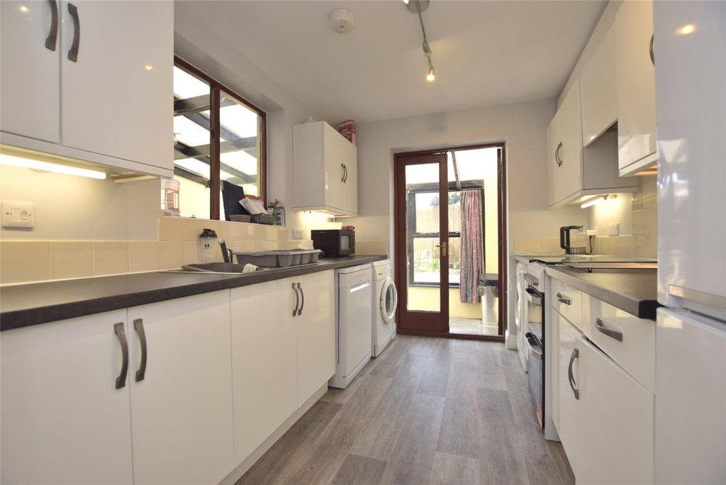Property photo 3 of 10 Kitchen