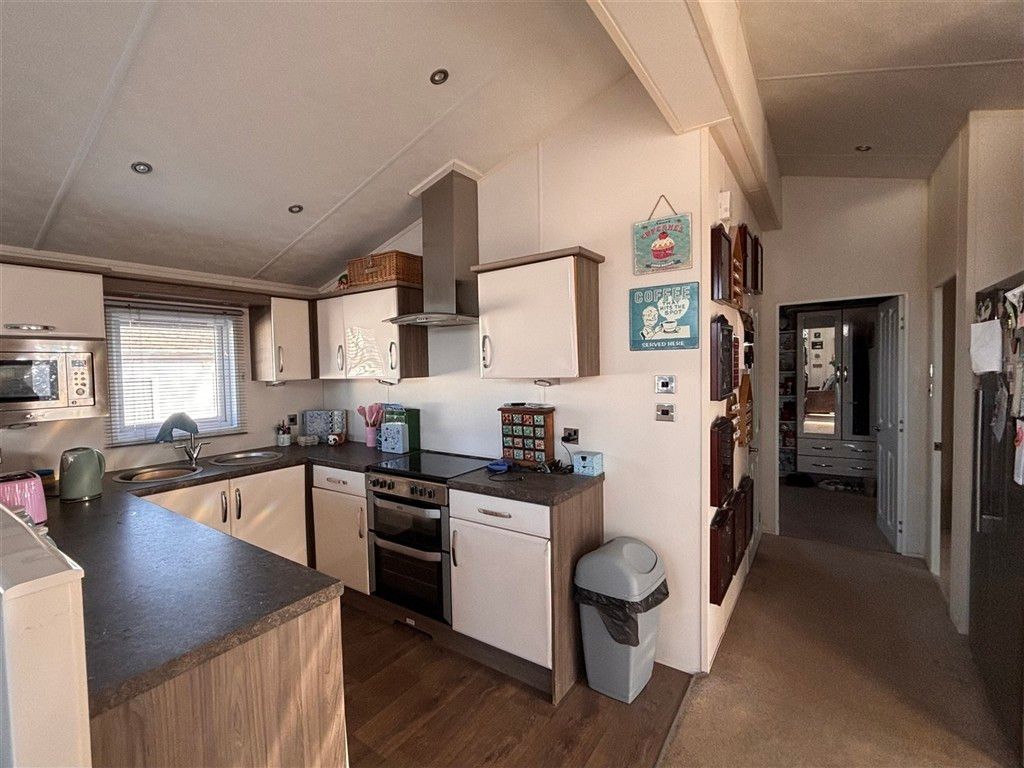 Property photo 3 of 7 Kitchen