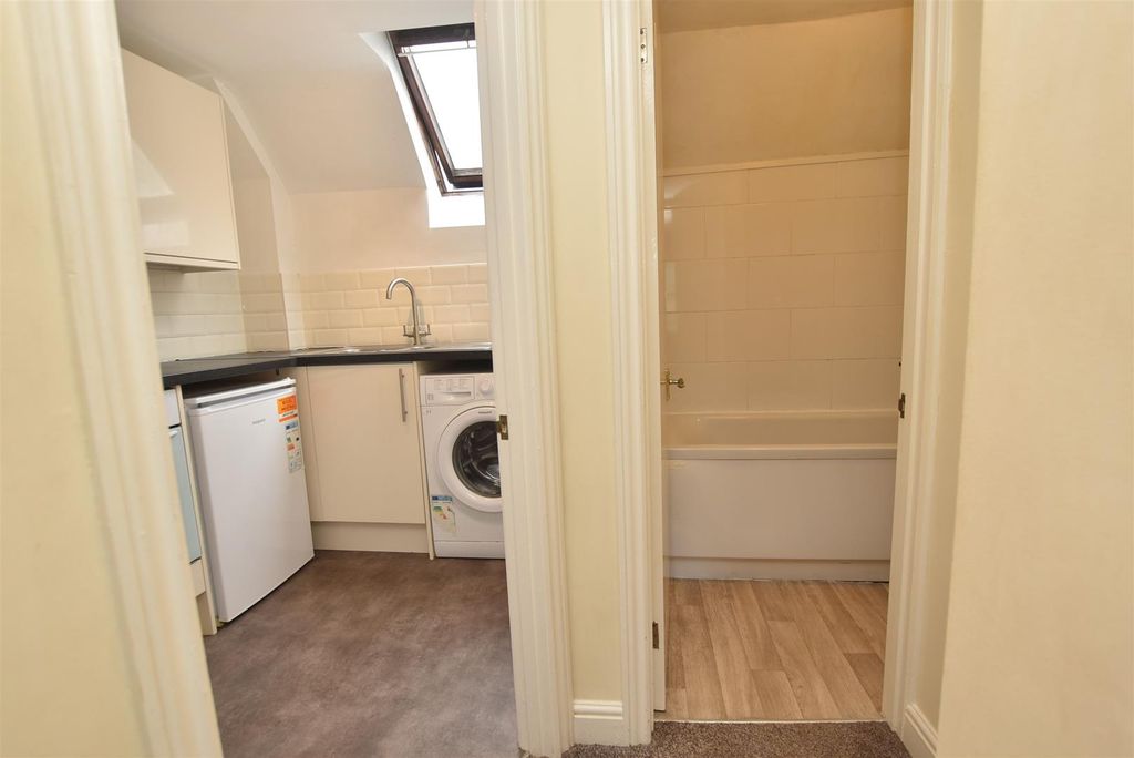 Property photo 3 of 12 Kitchen &amp; Bathroom