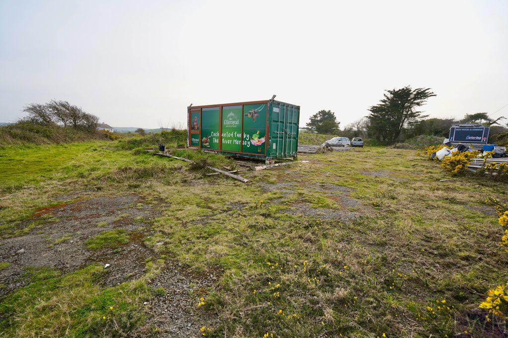 Property photo 3 of 7 Hardstanding