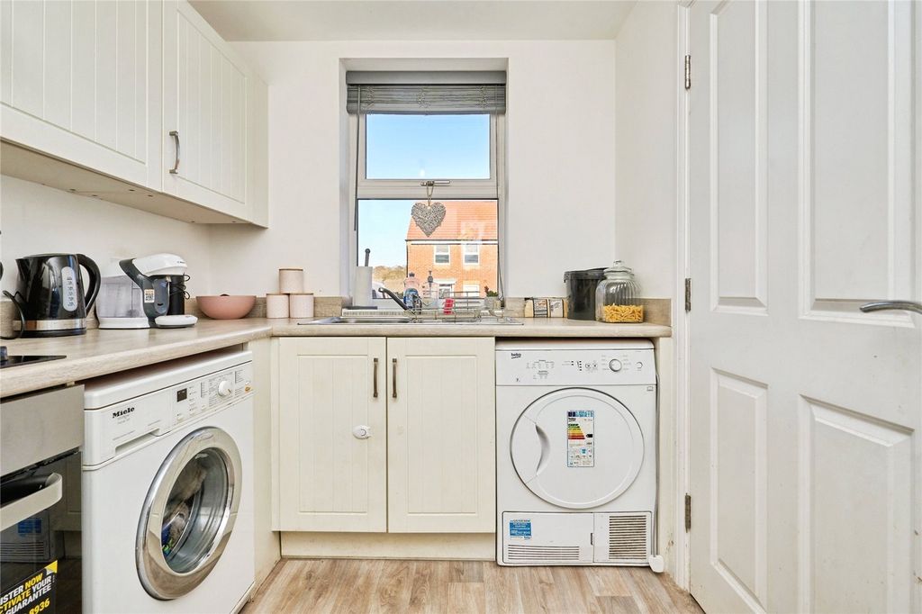 Property photo 2 of 11 Kitchen