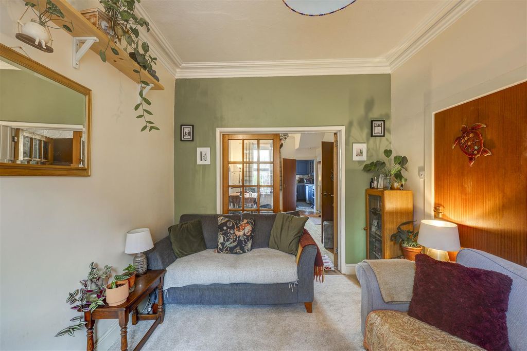 Property photo 2 of 15 Lounge